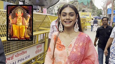 Sreejita De Visits Lalbaugcha Raja 🛕