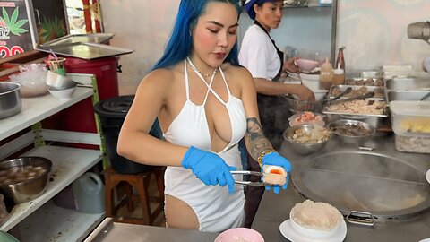 Famous lady chef prepares Chicken noodles - Street food