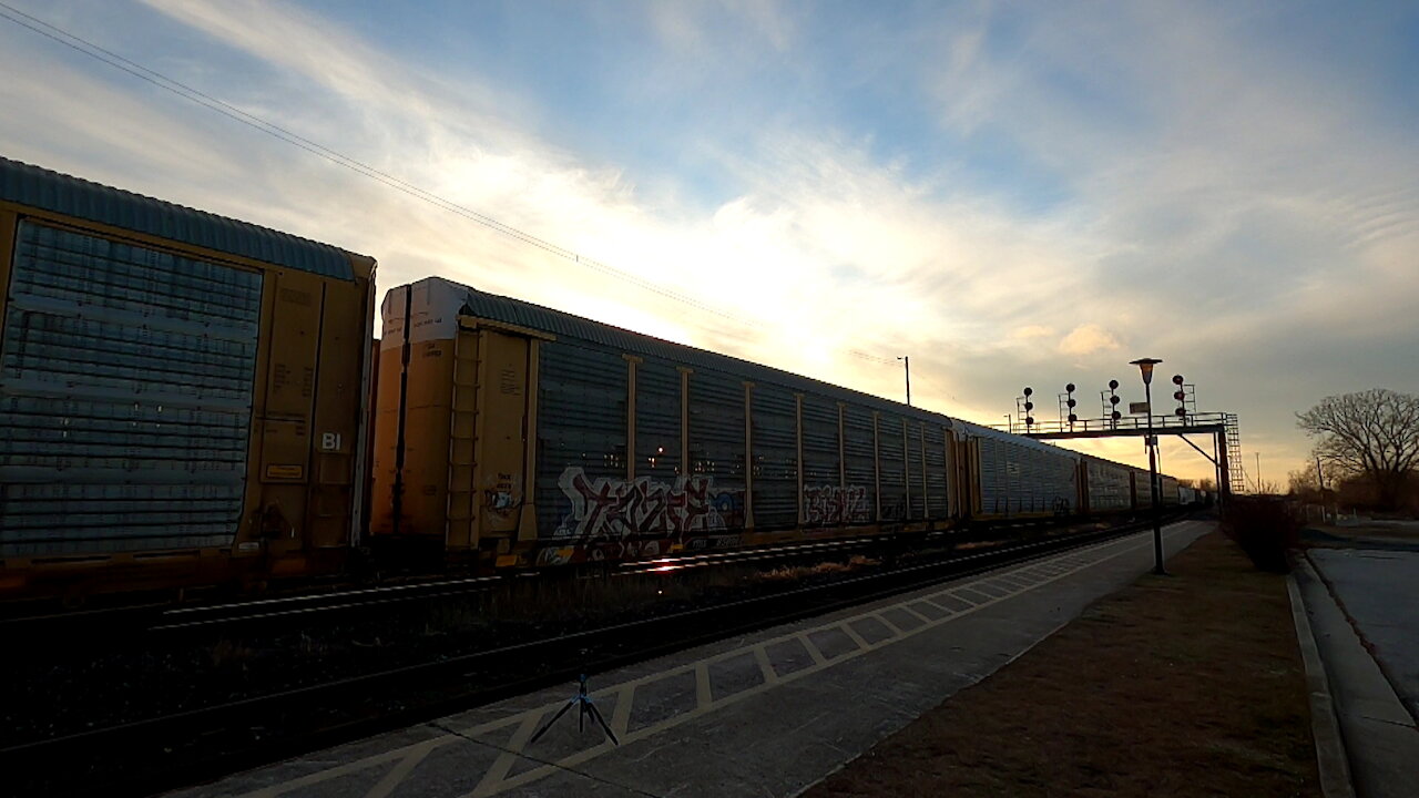 CN 8921 & CN 8880 Locomotives Manifest Train East In Ontario