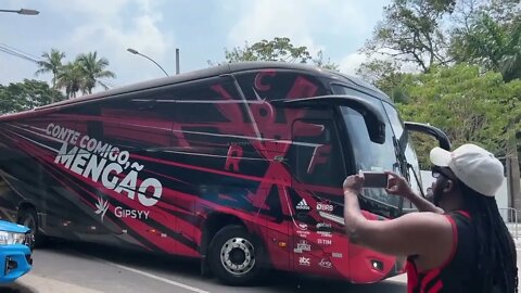 Ônibus do Flamengo sendo recebido por torcedores antes do embarque para SP (final da Copa do Brasil)