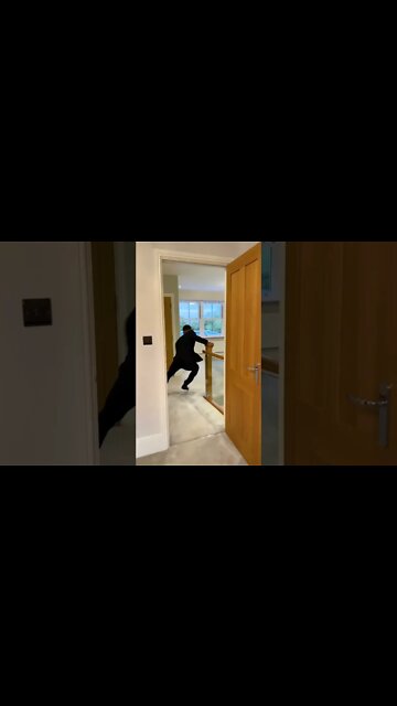 WHAT MY MOM THINKS VISITORS WILL DO WHEN THEY ARRIVE 🏡😂 #Shorts