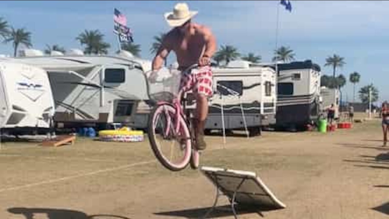 Un festivalier saute à vélo et le tord complètement