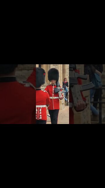 Armed Guard the Tower of London #thequeensguard