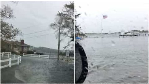 Jeep si trasforma in barca durante l'alluvione