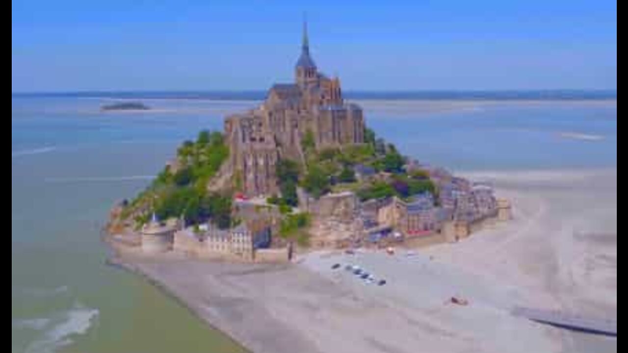 Drone filmer et fantastisk opptak av Mont Saint-Michel