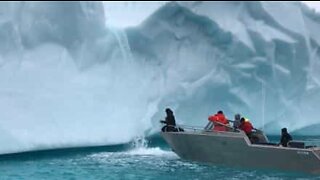 Äventyrare dricker vatten från glaciärkälla