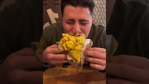 CUM SE MANANCA UN BURGER CORECT #oguritamica #mancaciosul #mancare