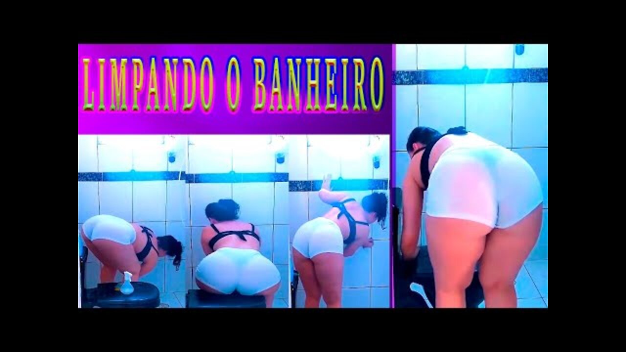 Dona de casa gostosa Lavando banheiro com shortinho atolado na bunda gostosa