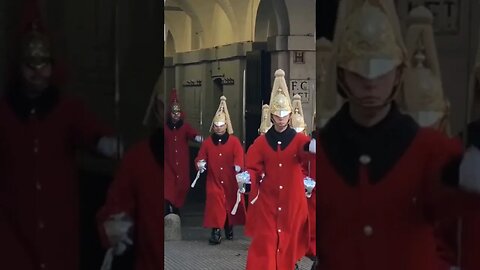 Order at the end guard shouts at female guard 3 times #horseguardsparade