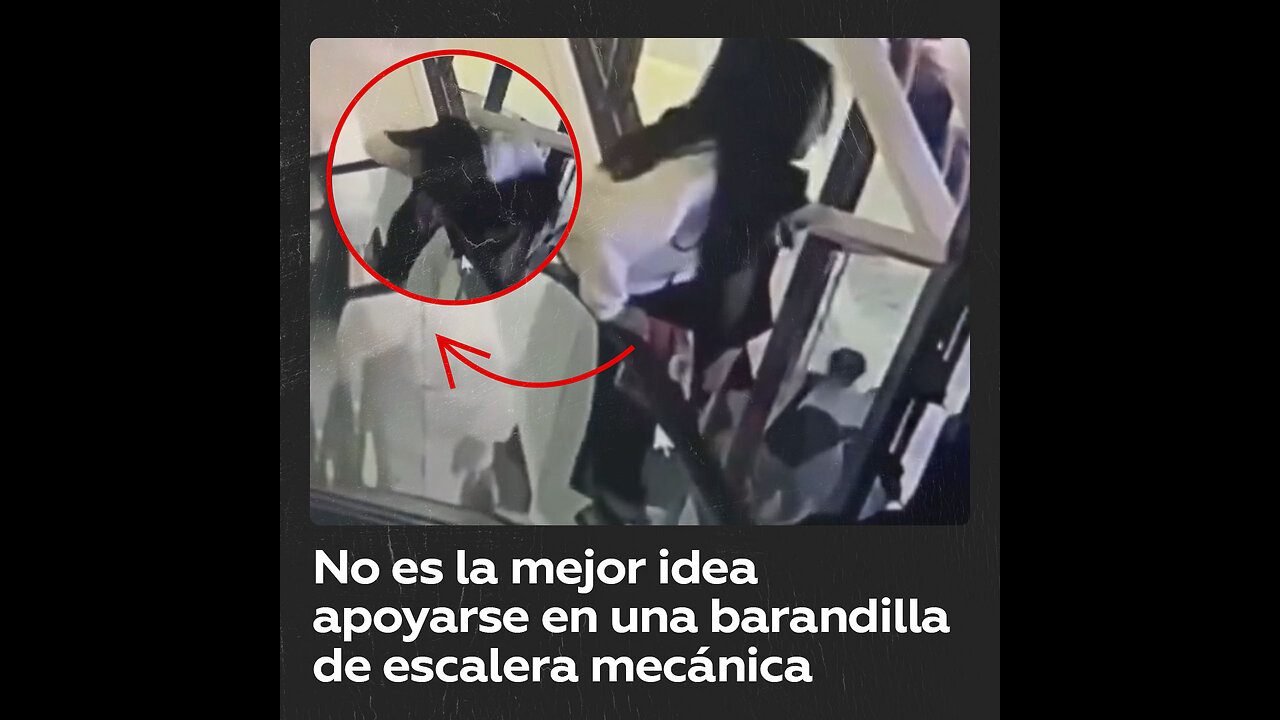 Una joven se apoya en la barandilla de una escalera eléctrica y sucede esto