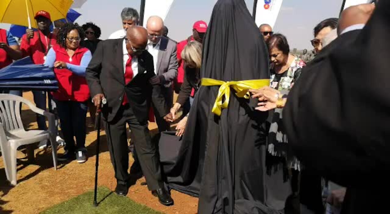 SOUTH AFRICA - Johannesburg - Unveiling of Ahmed Kathrada's bronze statue (vy3)