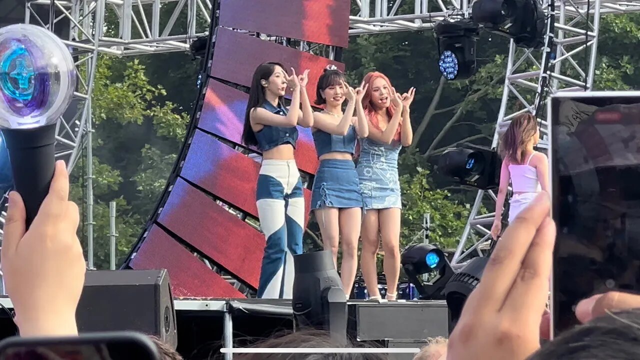 VIVIZ (비비지) - 'Loveade' MIK Festival, London, 220730 (FANCAM)