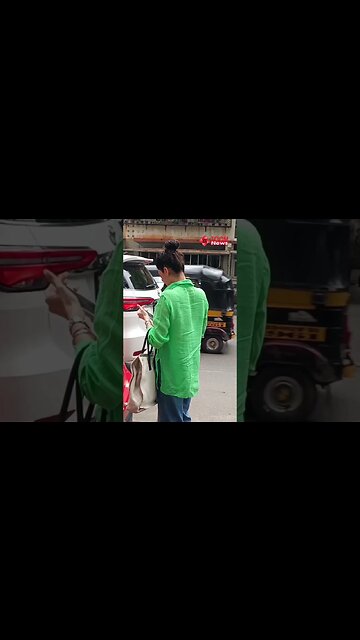 Karishma Tanna says, "aate hue lo na" as gets papped outside a salon 😍🔥📸 #shorts