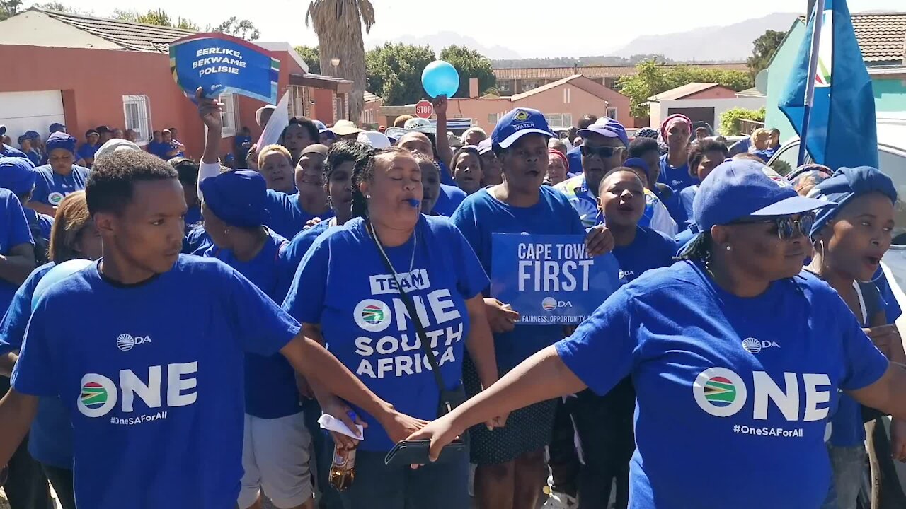 SOUTH AFRICA - Cape Town - Democratic Alliance (DA) leader Mmusi Maimane visits Hillcrest Heights (Video) (NGz)