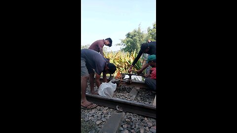 কিভাবে রেললাইনে জোড়া দেয়া হচ্ছে 2 Railway track joint #jamalpur #railway #railwaytrack