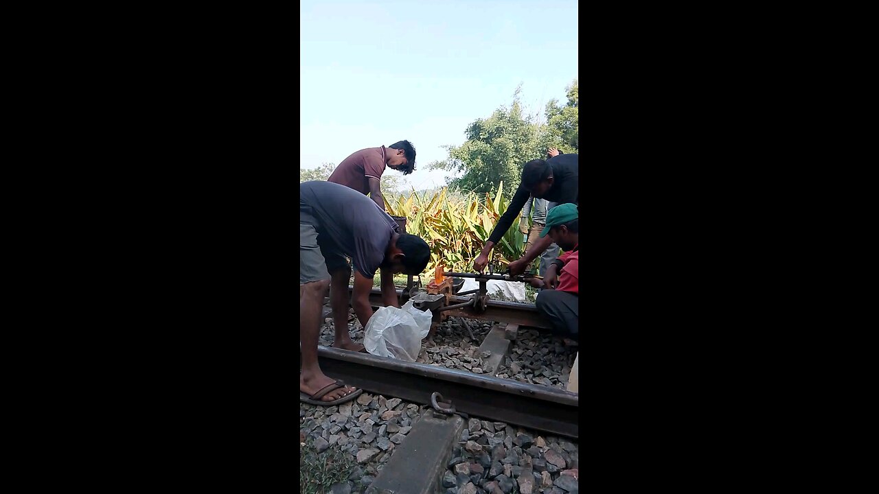 কিভাবে রেললাইনে জোড়া দেয়া হচ্ছে 2 Railway track joint #jamalpur #railway #railwaytrack