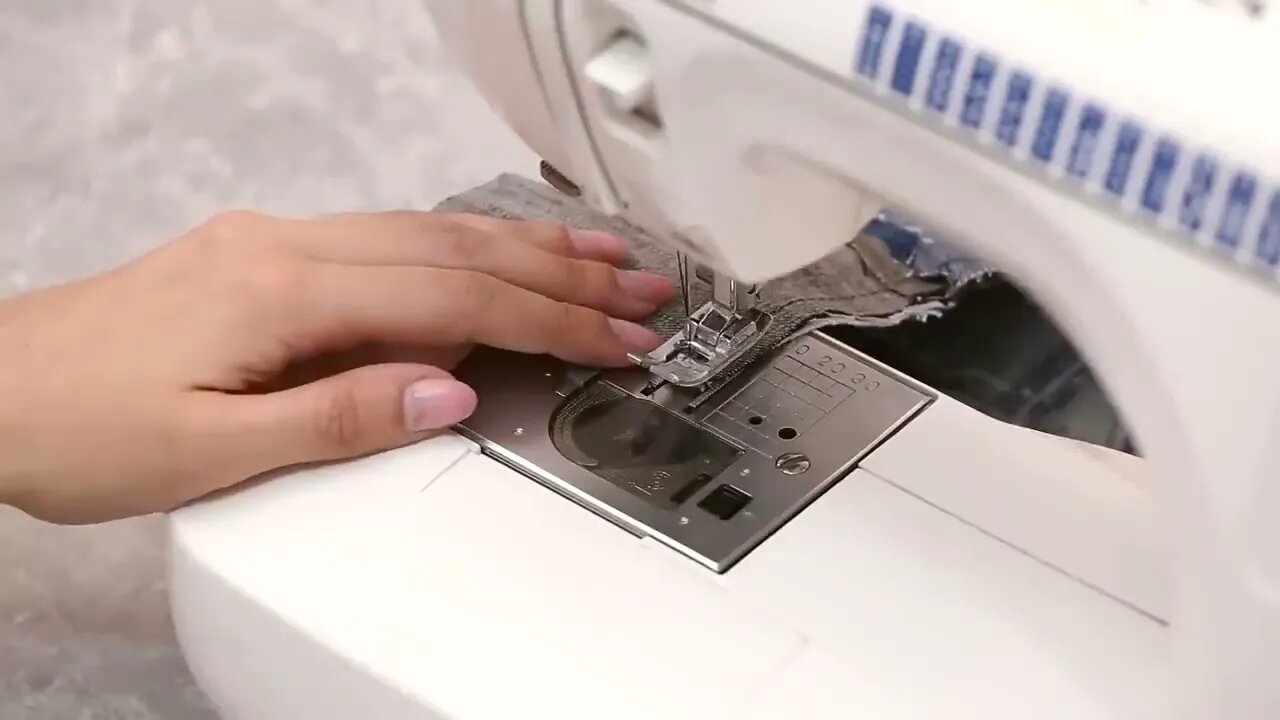 A tutorial on how quickly to sew a bag out of old jeans - sew a bag with 2 compartments