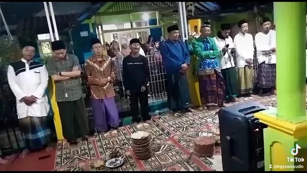 Tradisi syukuran di kampung,dengan membaca Sholawat Nabi