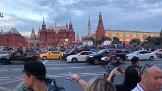 Delirio nelle strade di Mosca dopo la vittoria della Russia