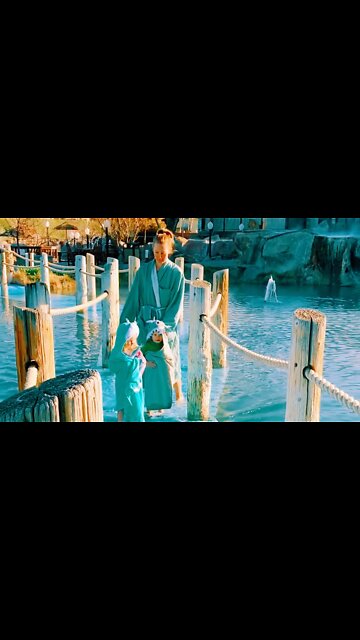 Toddler Twins Visit a 5-Star Resort