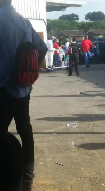 WATCH: Staff at Oxford supermarket on Bluff get tested for Covid-19 after colleague contracts virus (iuJ)