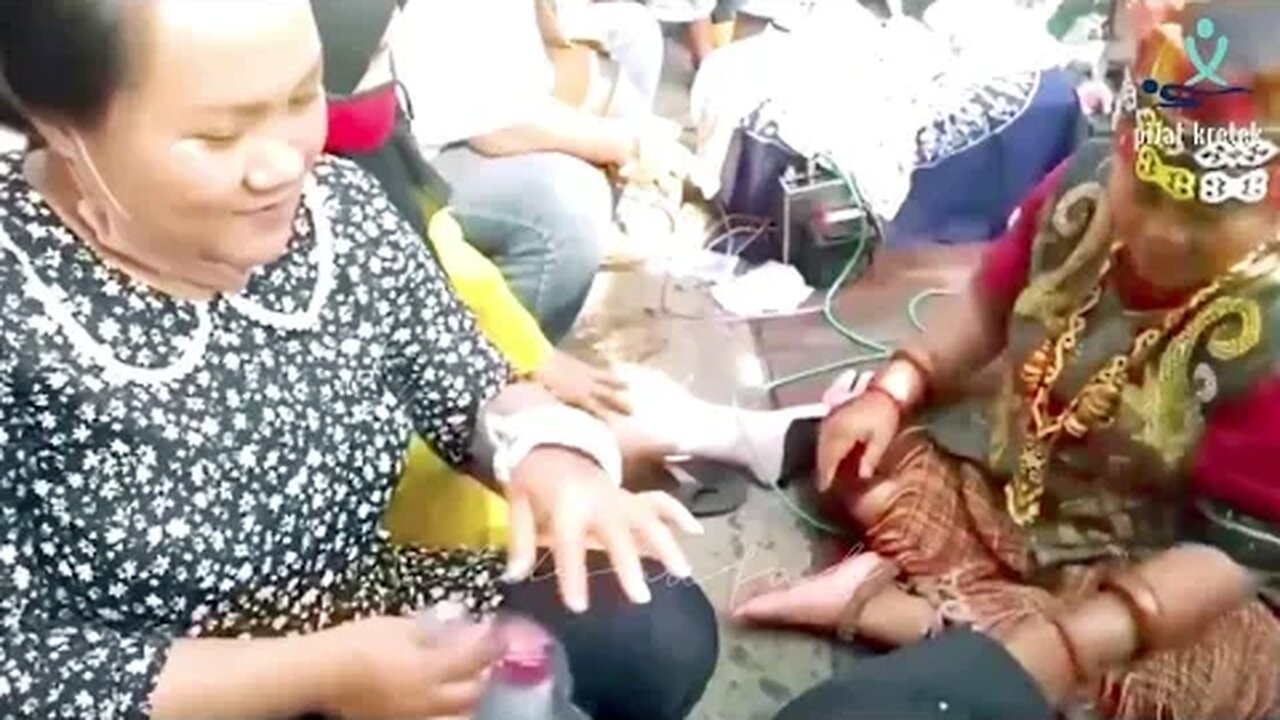 Pengobatan Ibu Ida Dayak | yang nongol itu mau dipindahin