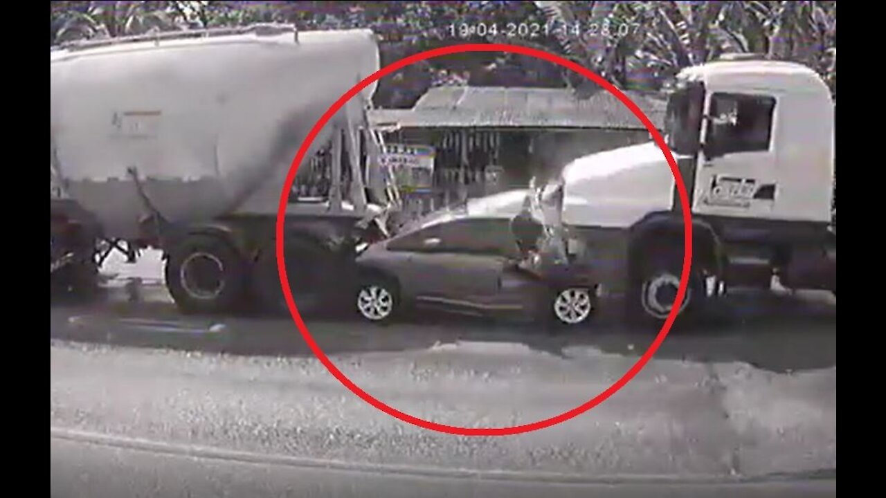 Entire family dies crushed in a serious truck accident