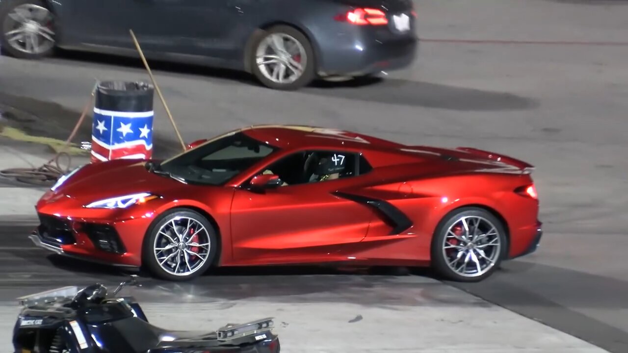 Chevrolet Corvette vs Tesla