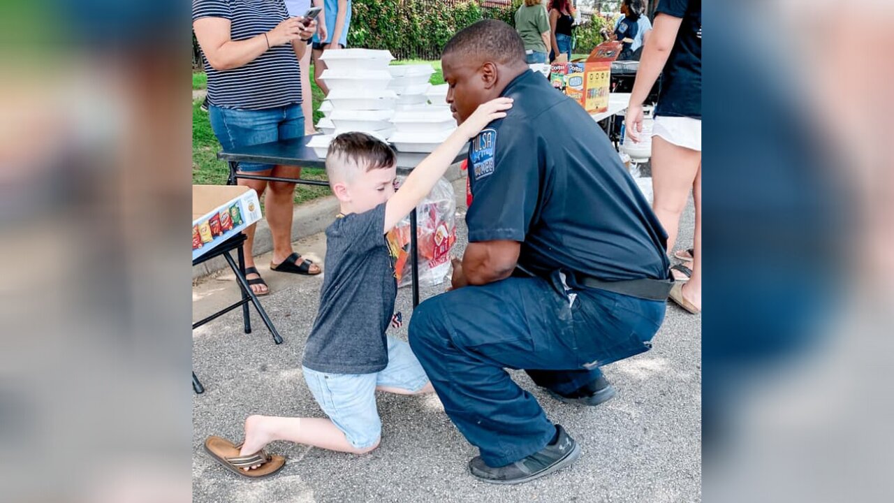 7-Year-Old Boy Prays For Police Officer