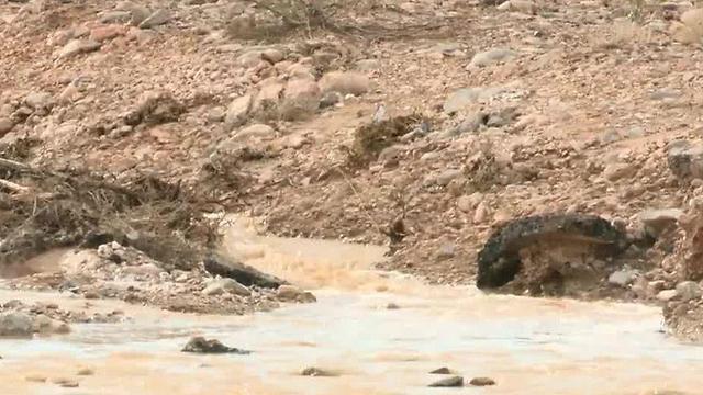 Rain causes flooding on some Las Vegas roads