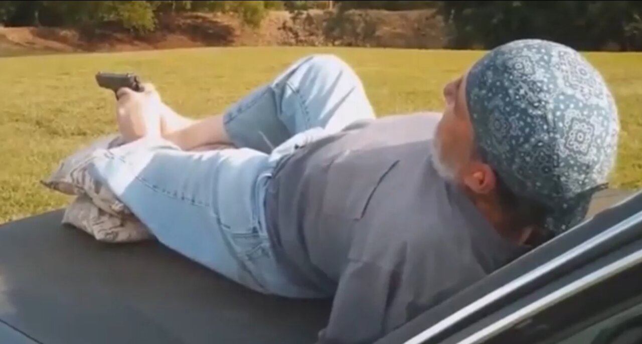 INCREIBLE HOMBRE SIN BRAZOS DISPARA UN ARMA CON LOS PIES