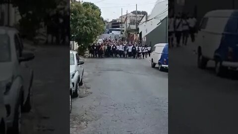 Força Jovem e Galoucura caminhando em Minas antes da partida contra o Cruzeiro