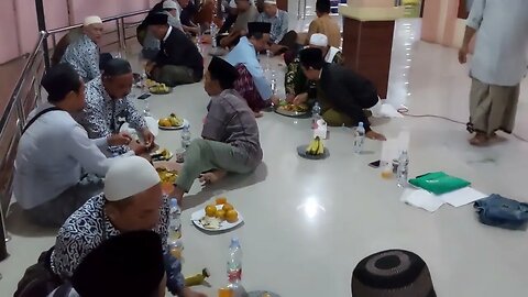 Makan Bersama 1 Nampan Bertiga Jamiyah Tahlil Pasar Baru Indramayu