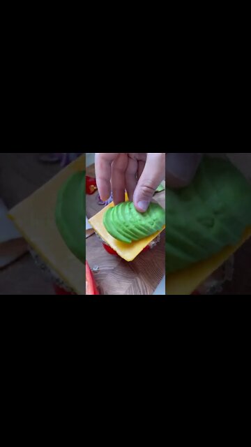 Bell pepper sandwich with new HILOLIFE snack puffs. #lowcarb #lowcarbdiet #keto #ketorecipes #shorts