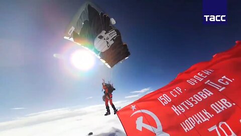 From 7,200 to 5,642 meters on Mount Elbrus with ´WW2 Victory Banner´