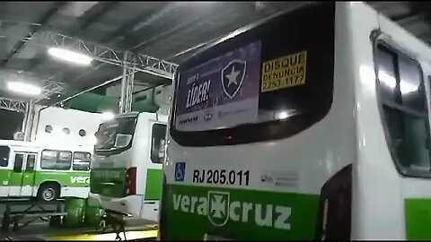 Frota inteira de ônibus escrito "Segue o Líder" (Botafogo)
