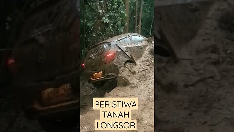 Tanah longsor menjelang kelok 9 dari arah Payakumbuh. minggu 30 April sekitar jam 17.00 wib