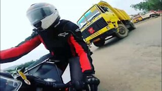 Les réflexes fous de ce motard lui évitent l'accident
