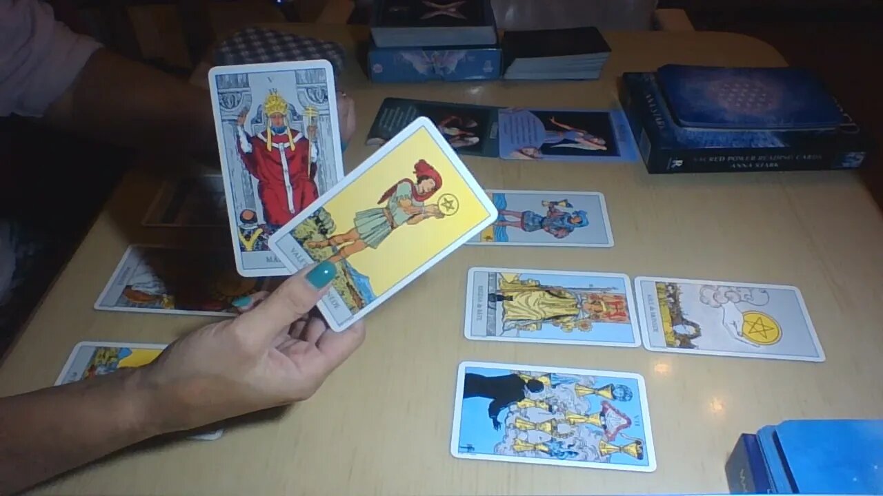 TAROT VARSATOR - UNIVERSUL VA ADUCE UN DAR, O VESTE, O SCHIMBARE BENEFICA