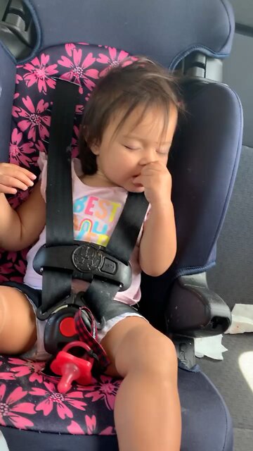 babygirl fellasleep while eating cheeros