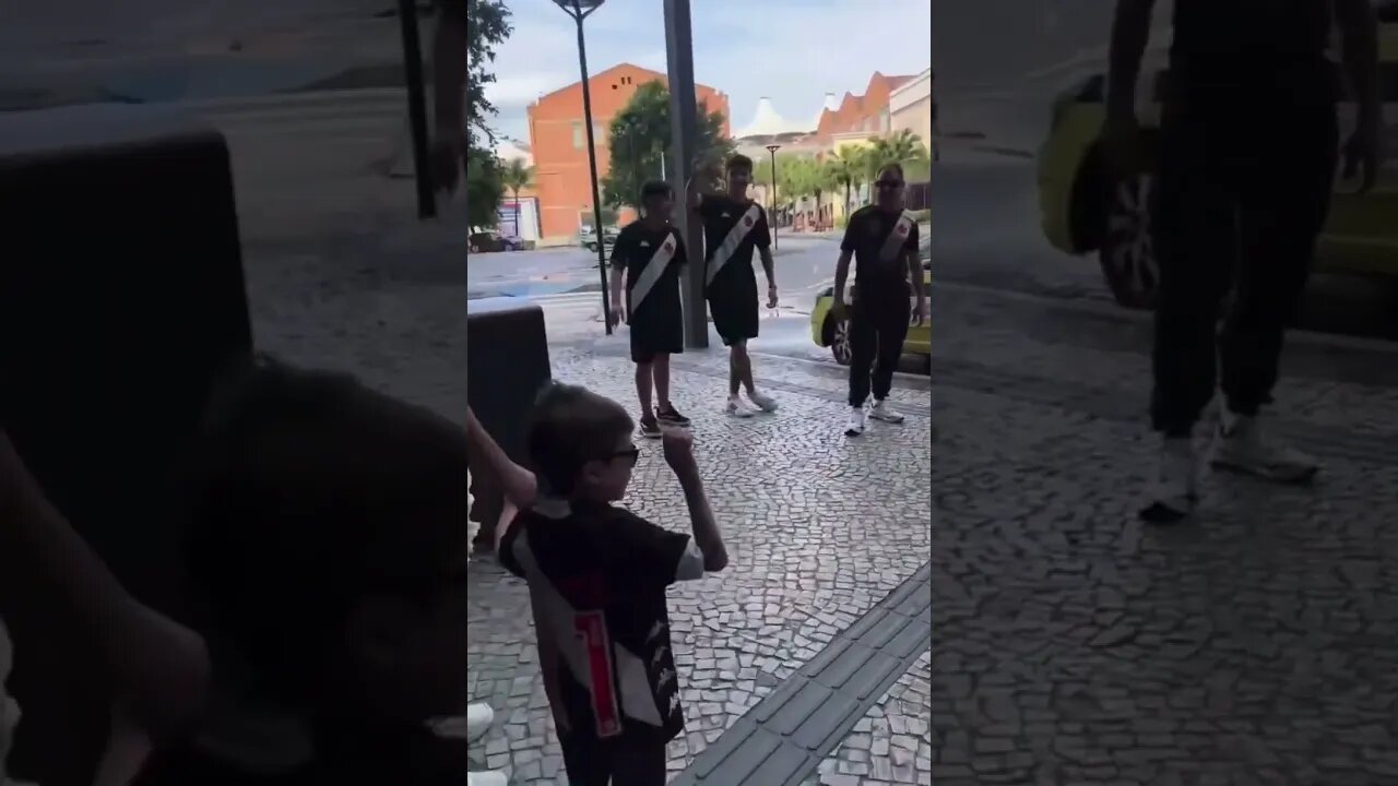 Menino Gui puxando um "Casaca!"