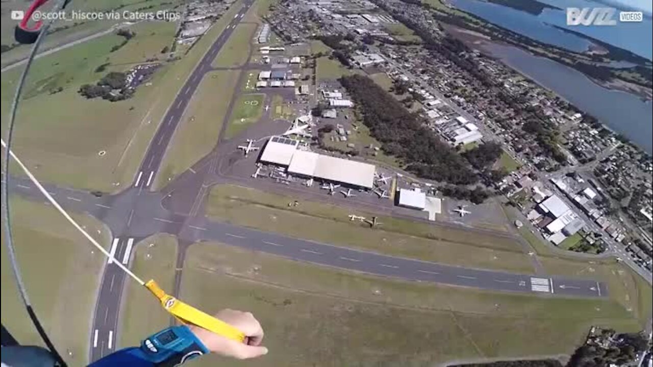 En parachute, il atterrit sur une moto en mouvement