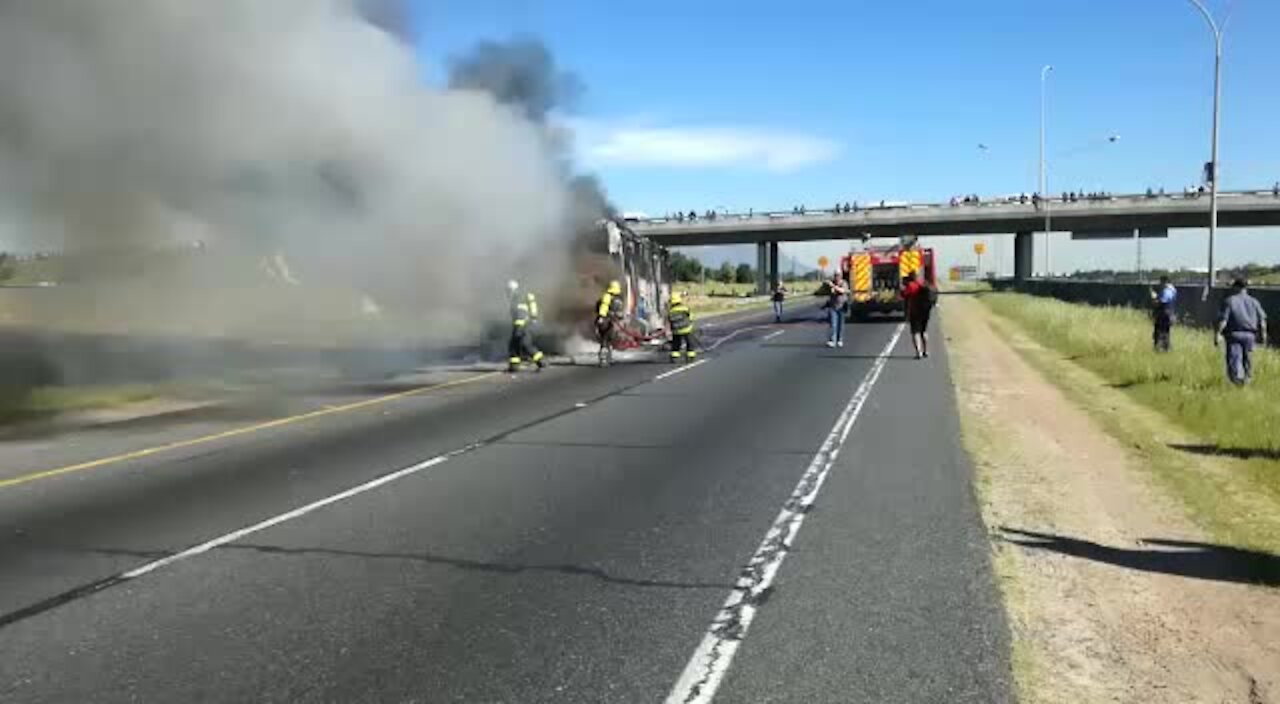 Buses stoned, set alight as Cape Town taxi strike turns violent (GNQ)