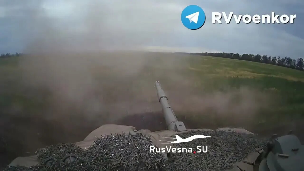 Russian tanks in battles near Izyum: take out enemy vehicles and cover with an aerosol screen