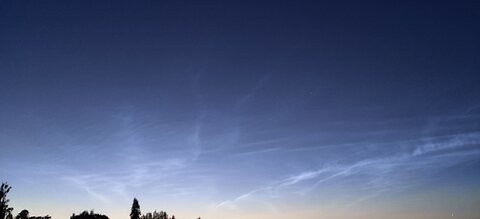 23.7.2024: Night clouds.. wait.. what´s that, it moves. Halo color, weird clouds.