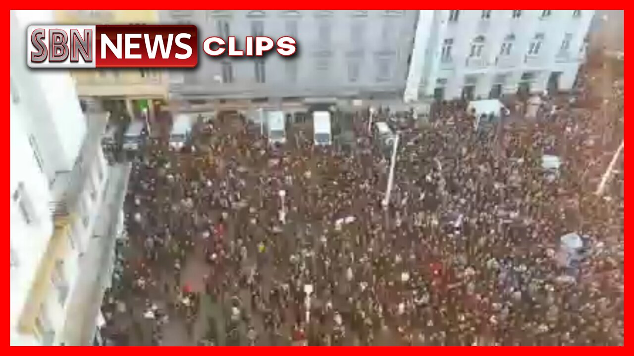 BASED CROATIAN MAN CLIMBED UP TO GET A GOOD VIEW OF THE PROTEST - 5266