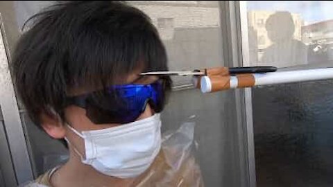 Un homme se fait couper les cheveux en respectant la distanciation sociale