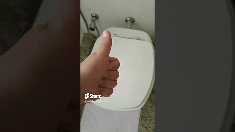 sempre de dar a descarga feche a tampa da privada para não contaminar o banheiro 🚽