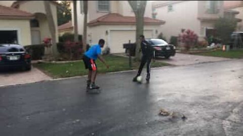 Jogar futebol com patins em linha requer muita habilidade