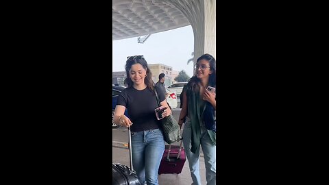 Daughter of great Sachin Tendulkar Sara Tendulkar nazar aayi at the airport 😍 | #short #shortvideo